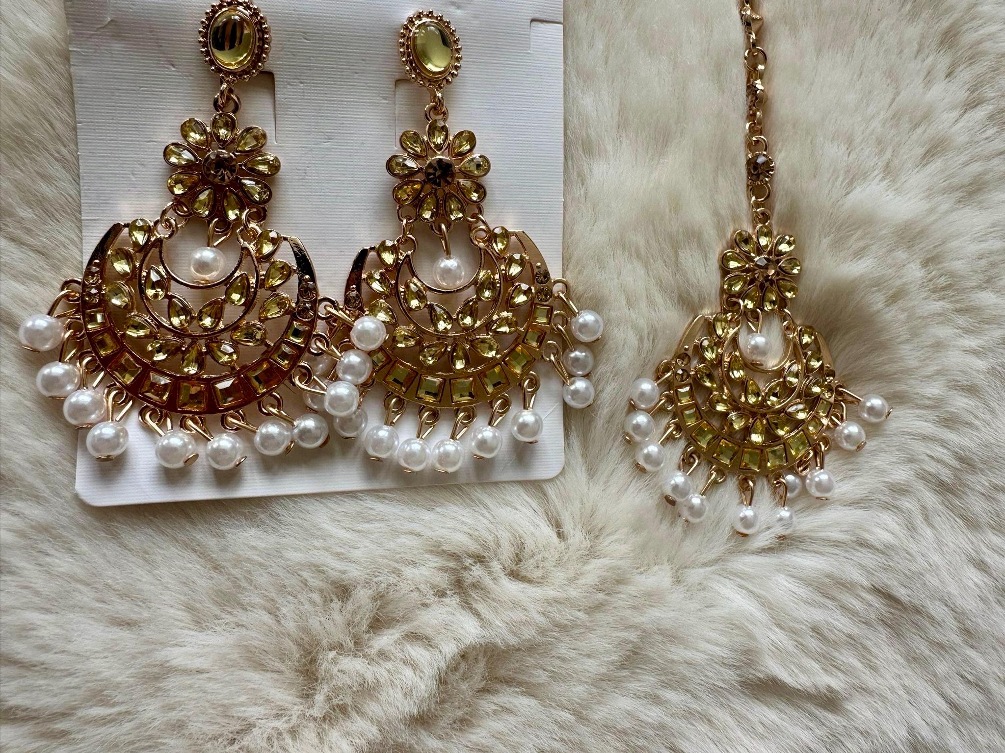 Beautiful Earrings With Mangtikka Set